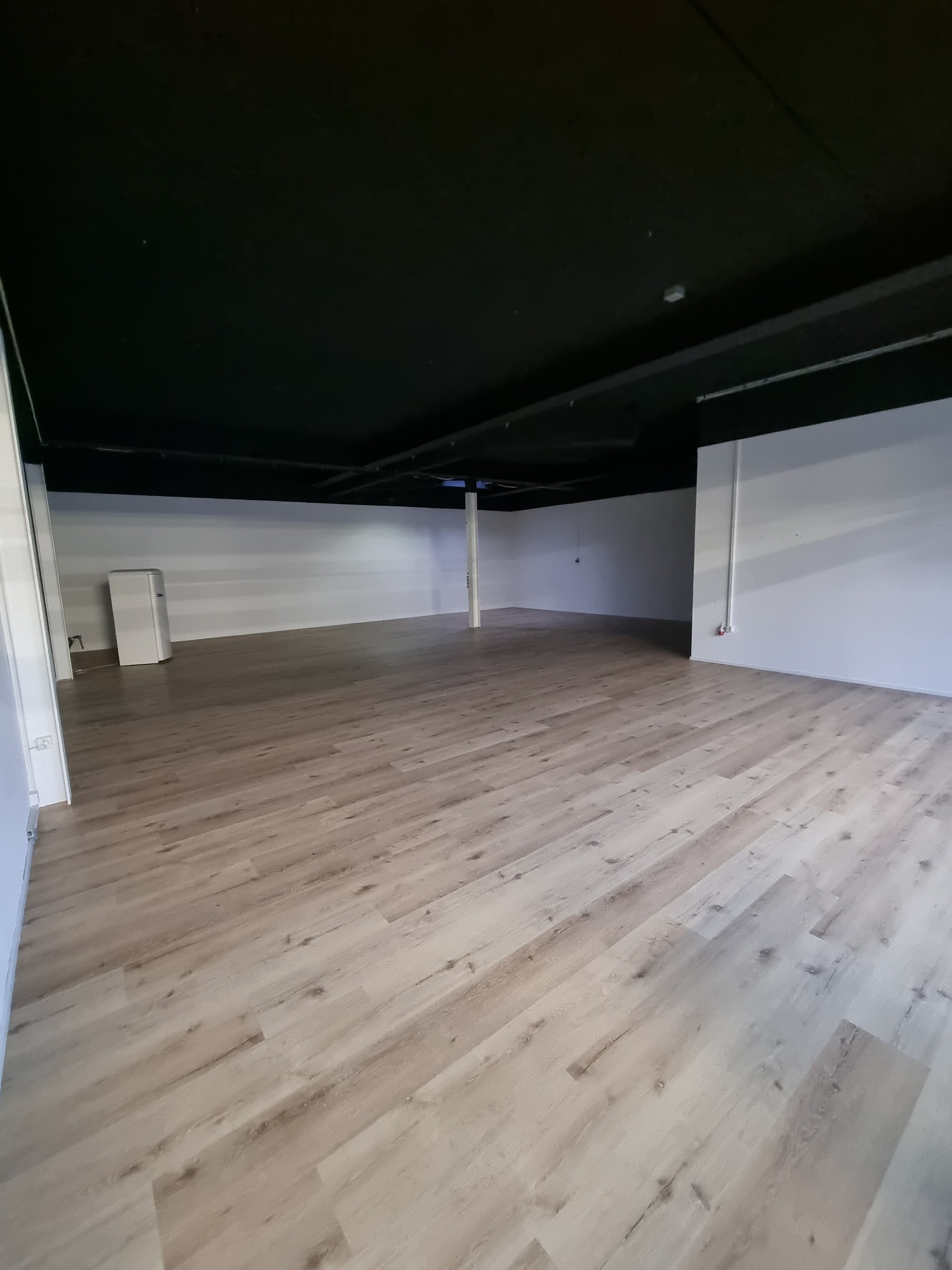 Fertig verlegter Vinylboden in hellem Eichenlook