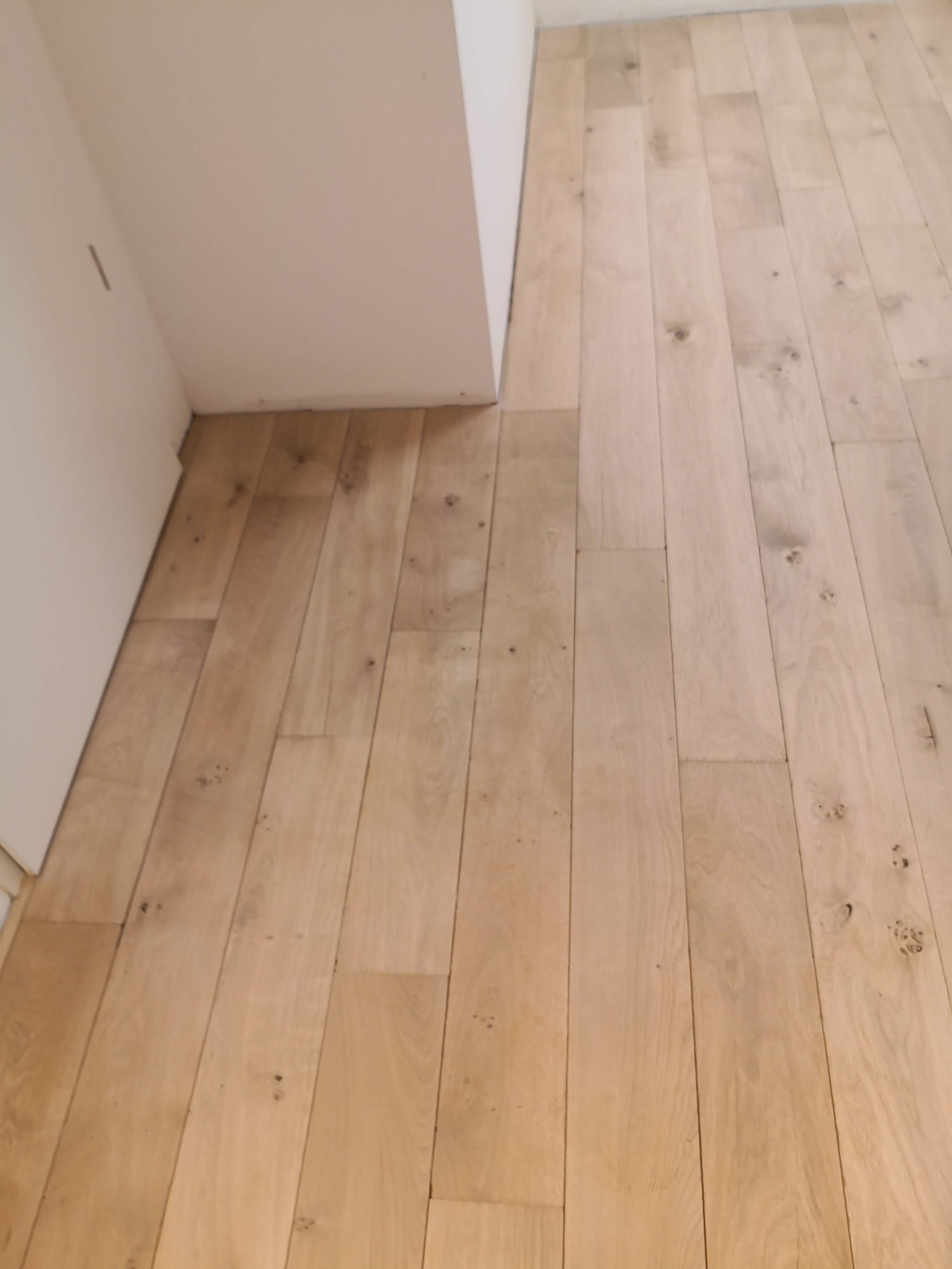 Detailaufnahme eines von A1 Parkett verlegten Massivholzbodens