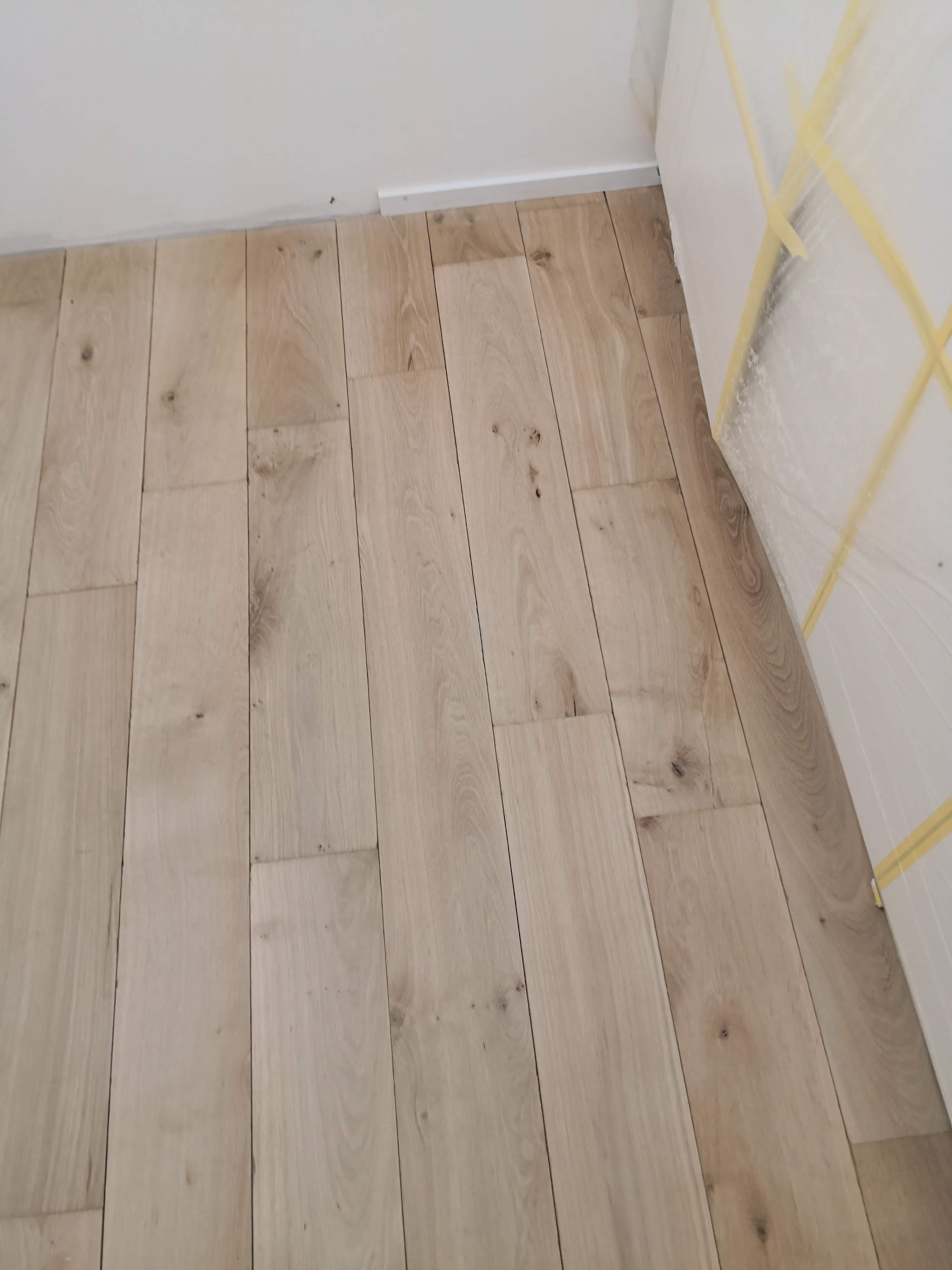Detailaufnahme eines frisch verlegten Eichenbodens